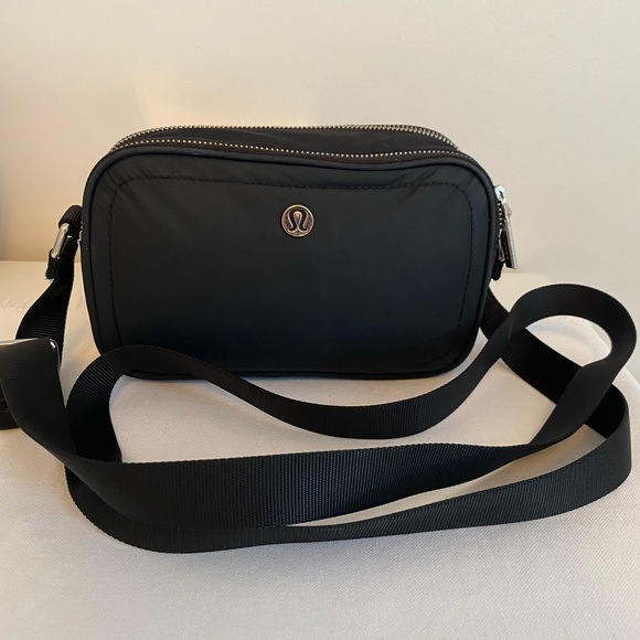 Lululemon crossbody camera bag 2L - Picture 2 of 6